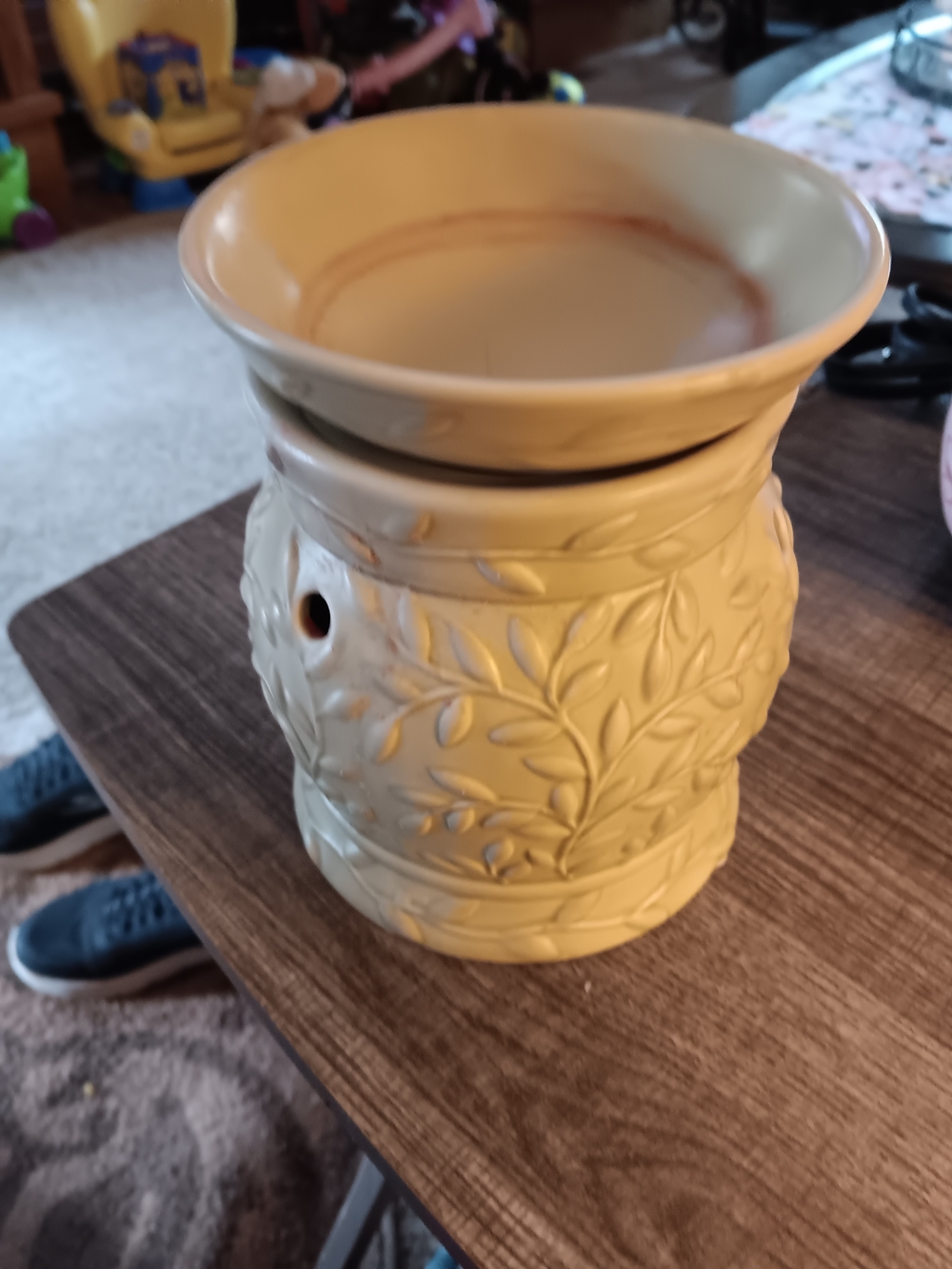 Ceramic Leaf Pattern Wax Warmer in Pale Green